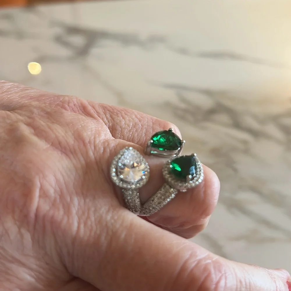 Elegant Green and Silver Teardrop Ring - Picture 3 of 3